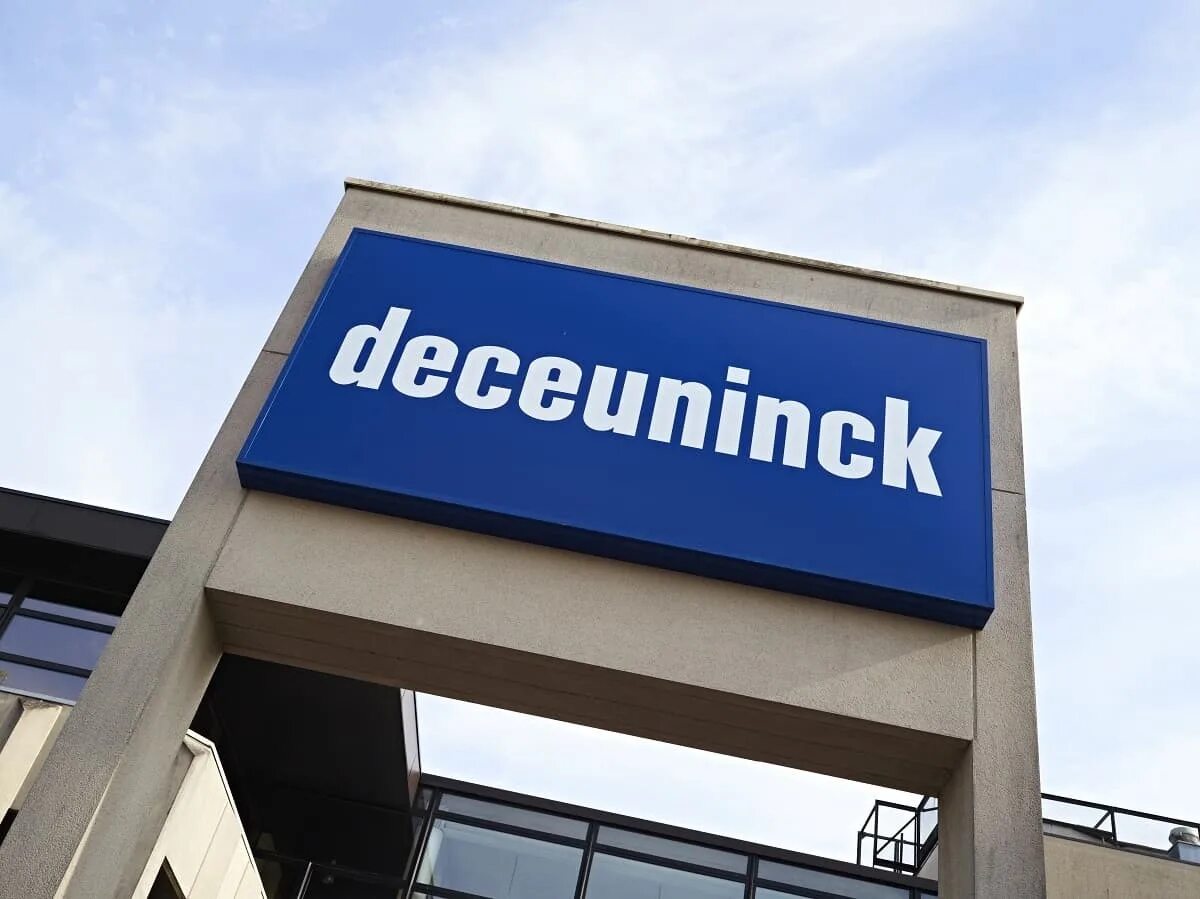 Система фаворита. Deceuninck логотип. Deceuninck завод. Окна Deceuninck лого. Логотип Декенинк окна.