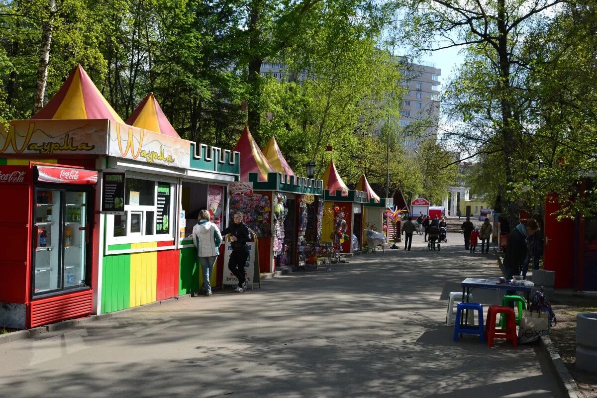 Park store. Парк на Центральном рынке Новосибирск. Ларьки в парке Гагарина в Самаре. Торговые палатки в парке. Ларек в парке.