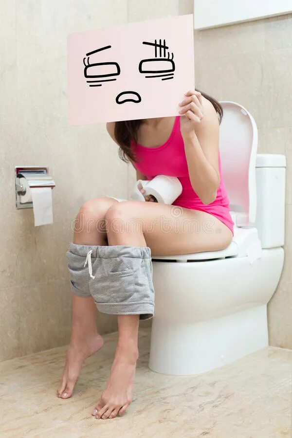 Сидат на унитаз. Девушки в уборной. Туалет девушки рассказ. Девочка в туалете. Игра девочка в туалете.