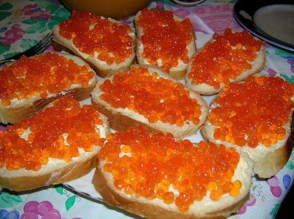 Бутерброды из красной икры. Красная икра с батоном. Украшение бутербродов с икрой. Красная икра с батоном. Красная икра с батоном.