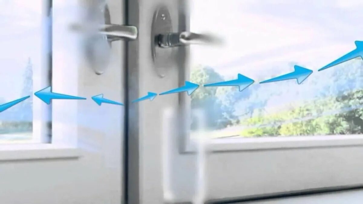 Влага на окнах. Почему пластиковые окошки плачут. Частный дом плачут окна. Запотевание окон пвх. Частный дом плачут окна.