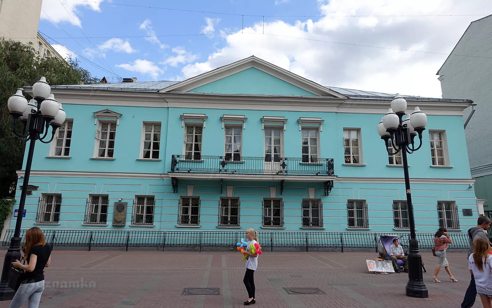 Музей-квартира Пушкина в Москве на Арбате. Дом музей Пушкина на Арбате. Мемориальная квартира Пушкина на Арбате. Ул Арбат 53 музей Пушкина.