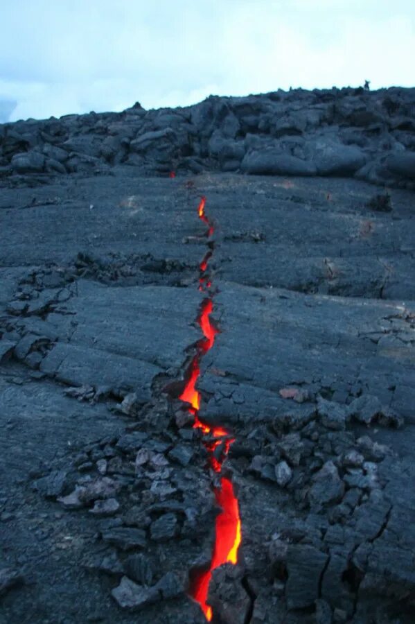 Разлом трещина. Лава магма. Вулканические трещины. Трещина в земле лава. Огненная трещина в земле.