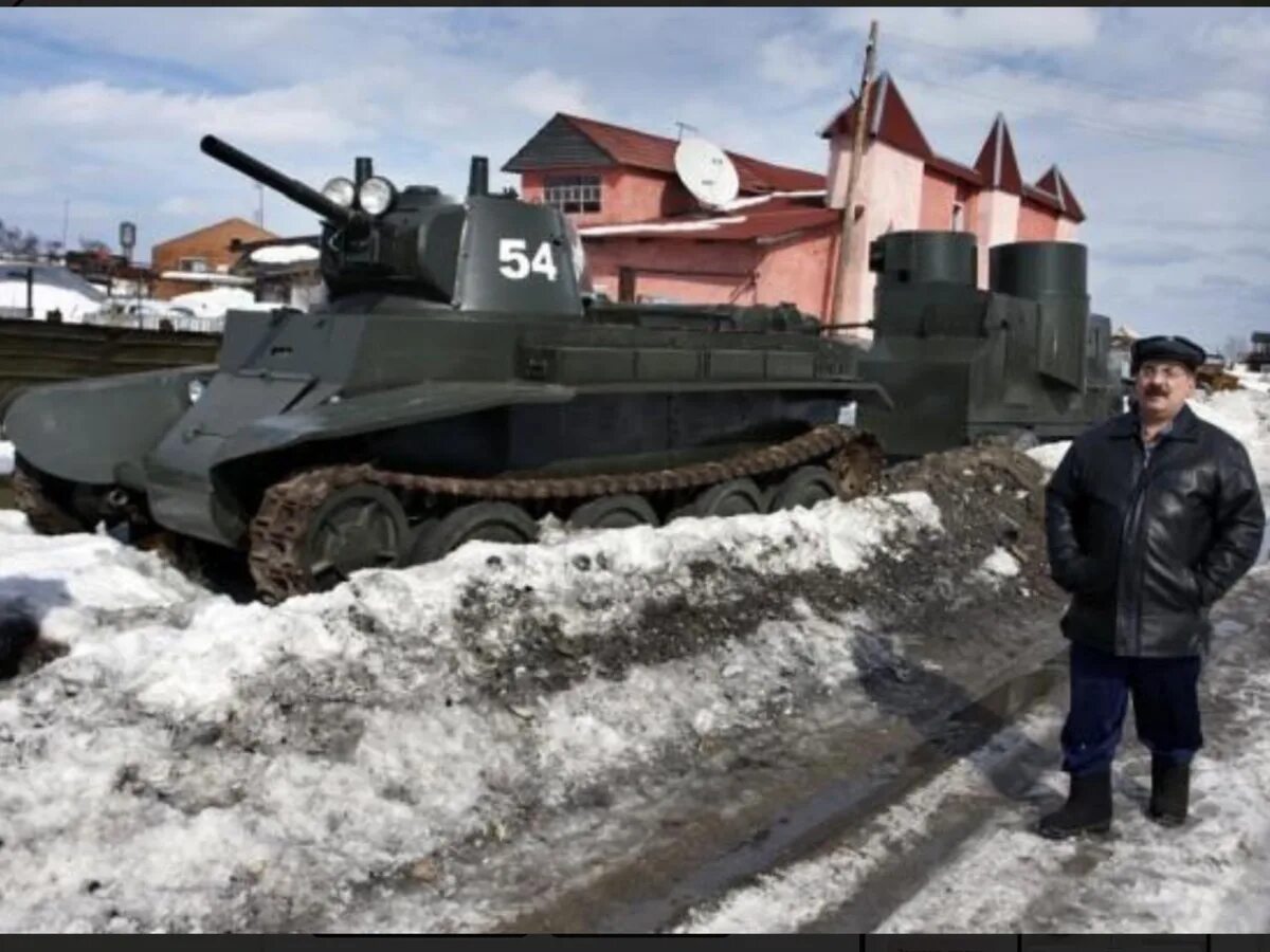 Где строили танки. Танки Веревочкина Колывань. Самодельный танк. Военная техника в Колыване. Танк в деревне.