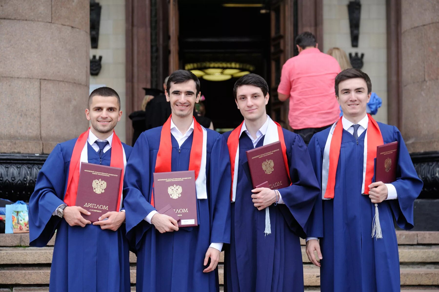 Вмик мгу выпускники. Выпускники мшэ мгу. Торжественная церемония вручения дипломов выпускникам. Московский государственный университет выпускники. Где работают выпускники мгу.
