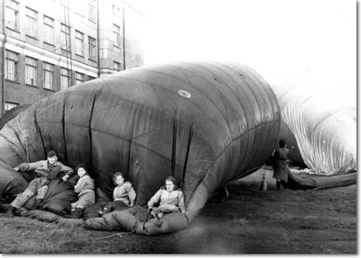 Аэростат воздушного заграждения. Аэростаты в москве 1941. блокада ленинграда аэростаты заграждения. аэростаты в блокадном ленинграде. заградительные аэростаты в москве 1941.
