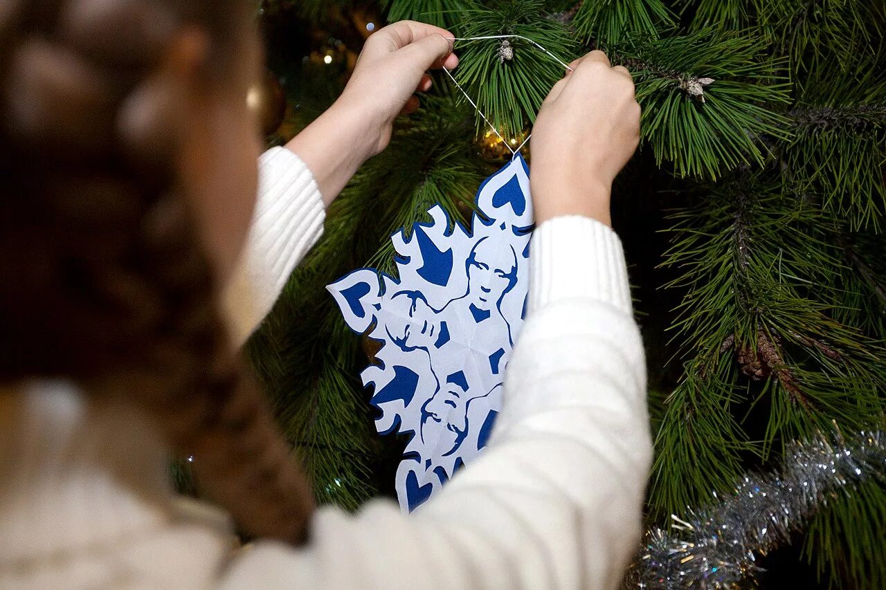 рокфеллер центр в нью-йорке. елка на арбате москва.