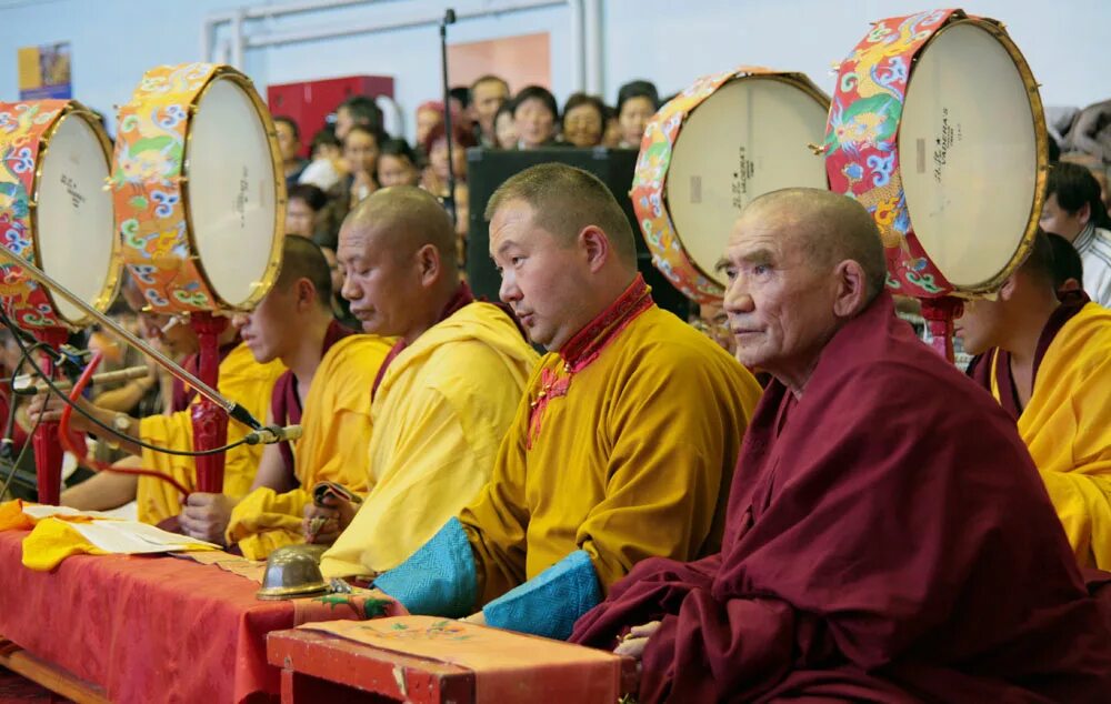 будда шакьямуни статуя. статуя будды в кызыле. буддистский храм в туве. хакасия буддийский храм «цеченлинг». буддизм в тыве.