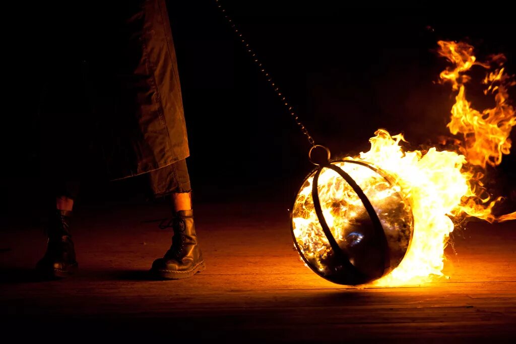 Огромные огненные шары. Фаер шоу ( fireshow. Шоу с огненными шарами. Горящий шар. Огненные пои.