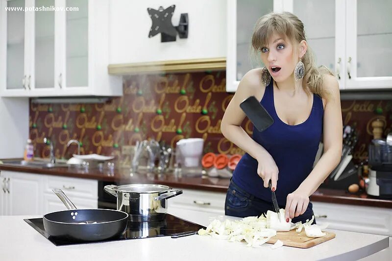 Ева лонгория инстаграм. Уборка в доме. Женщина хозяйка. Женщина на кухне. Любительская фотосессия на кухне.