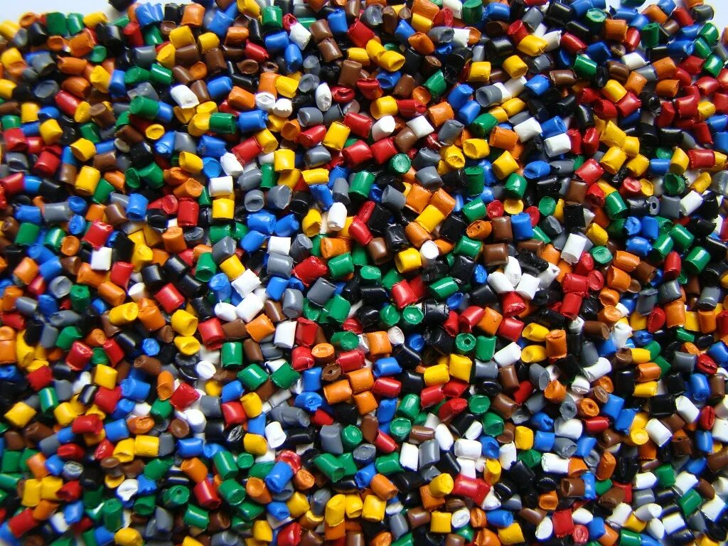 Пластиковые гранулы. Пластик гранулы разноцветные. Гранулы из переработанного пластика. Переработка пластика в гранулы.
