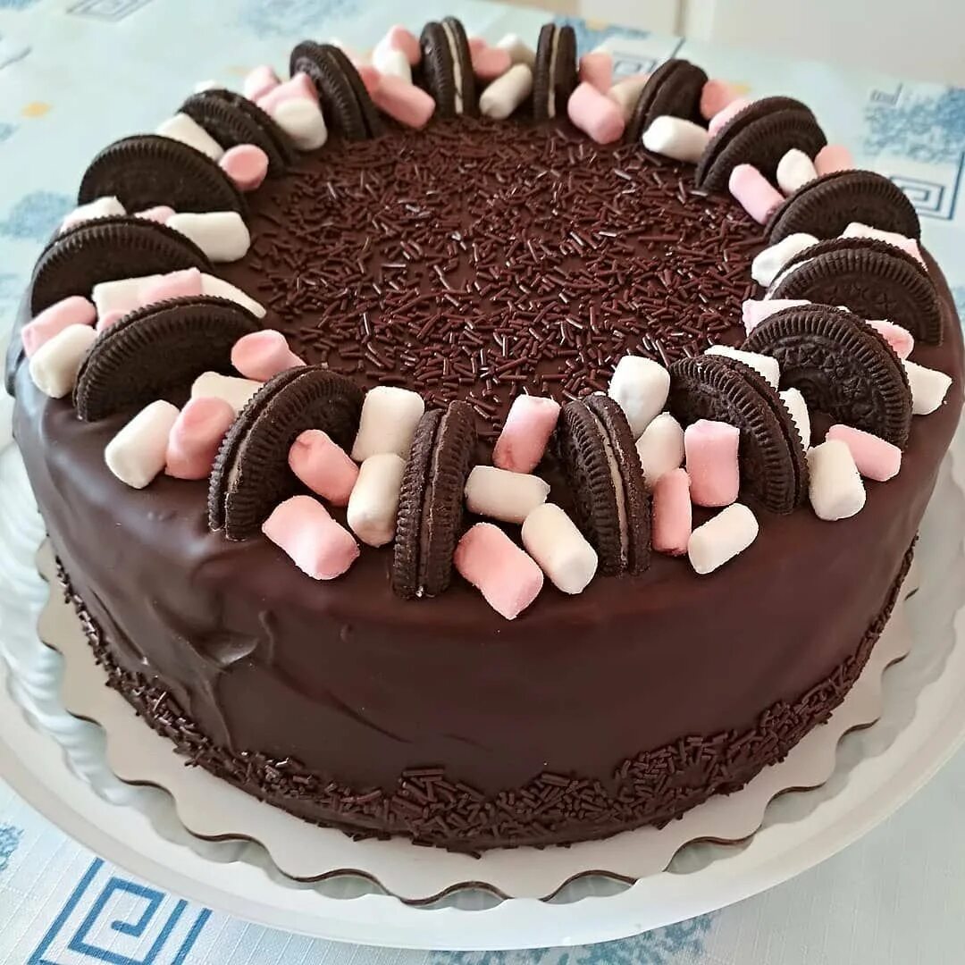 Красивые торты легко. Украшение торта. Красивое украшение торта. Красивые торты на день рождения. Торт с шоколадным декором.