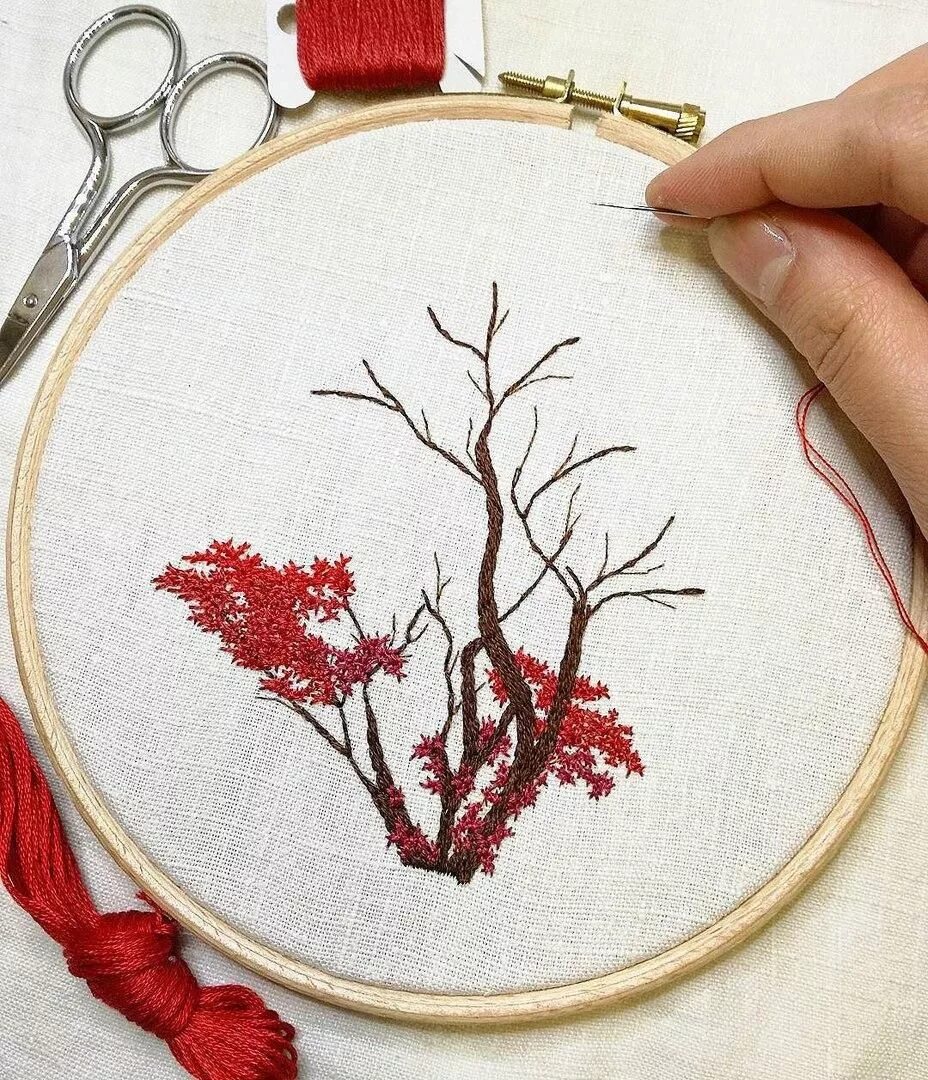 Современная вышивка гладью. Вышивка гладью какие нитки. Нитки для вышивания гладью атласные. Вышивка гладью техника. Вышивание нитками на ткани.