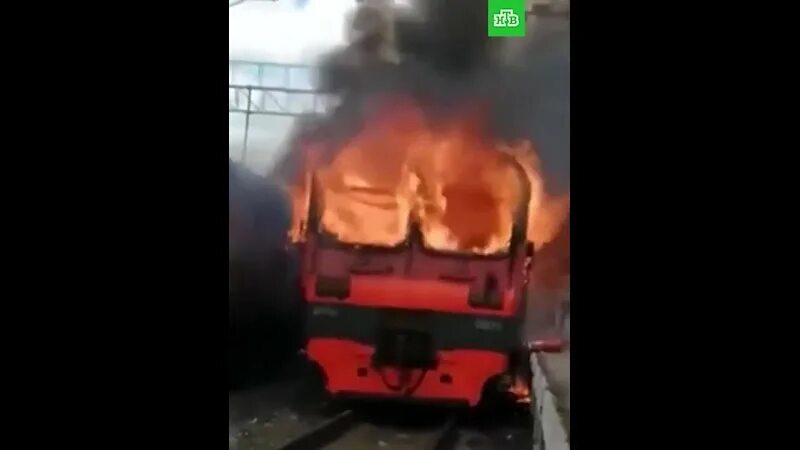Подсолнечная горит электропоезд. Горит электропоезд. Пожар в электричке на станции подсолнечная. Эд4м 0002 пожар. Горит электропоезд.