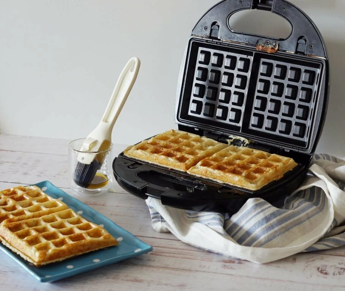 Waffle maker's. Пиццелли вафли. Вафельница Esperanza ekt008. Вафельница для бельгийских вафель. Пицца в вафельнице.