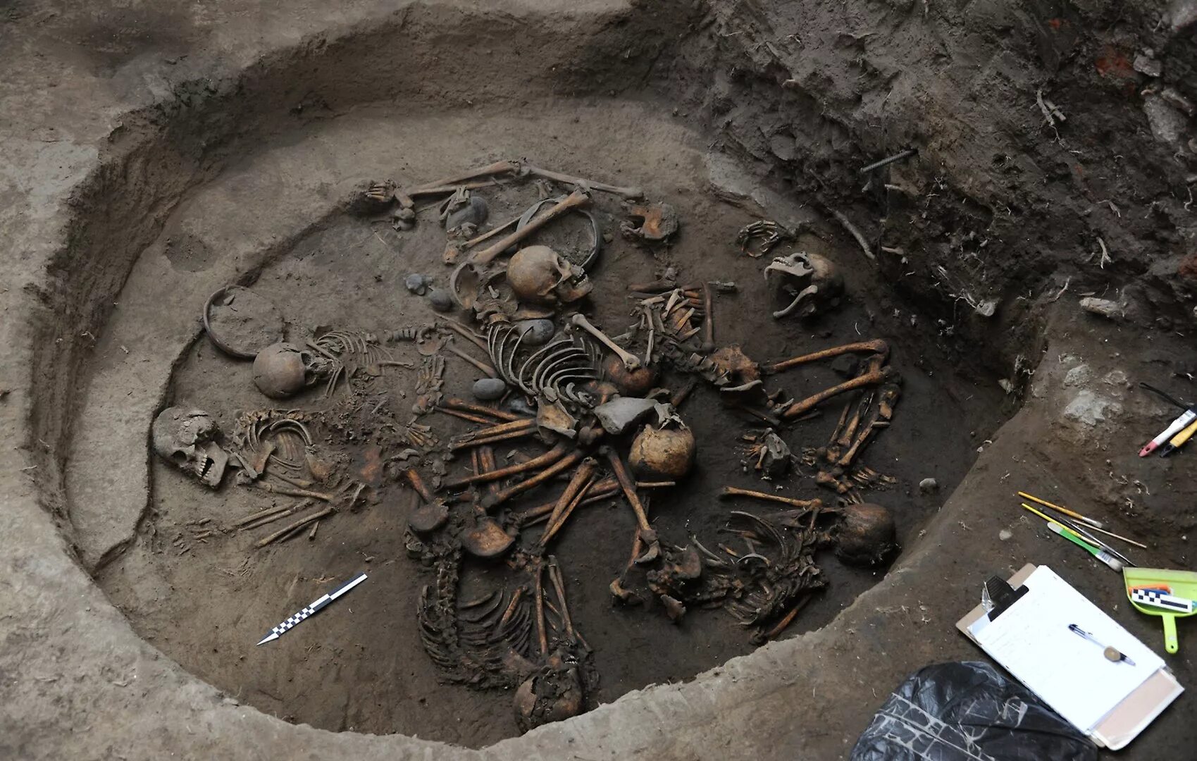 захоронение-трупоположение археология. погребения андроновцев. находки древнего китая керамика. варненский некрополь болгария. раскопки the dig 2021.