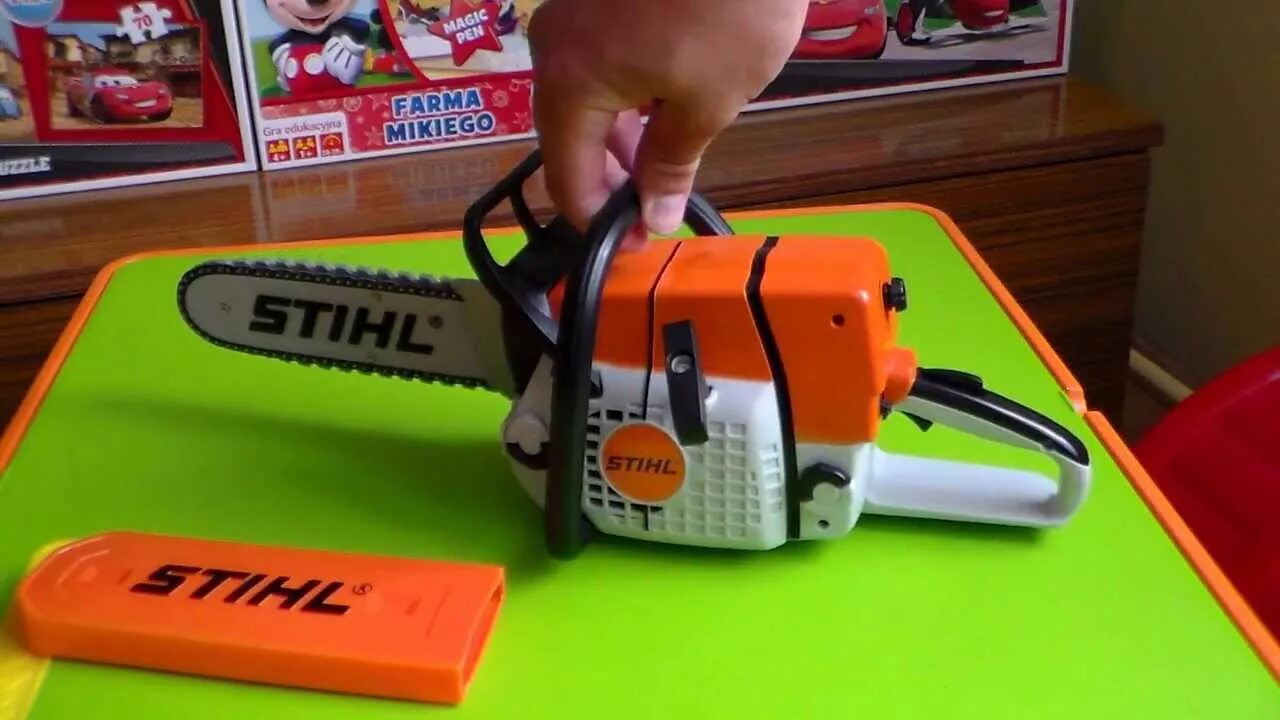Как зарядить мини пилу. Мини бензопила штиль. детская бензопила stihl. маленькая бензопила stihl. игрушечная бензопила stihl.