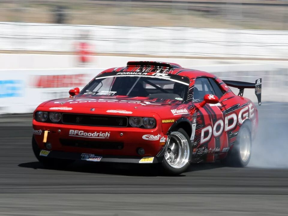 Додж гоночный. Dodge challenger дрифт. додж чарджер дрифт. гоночный додж челленджер. dodge hellcat дрифт.