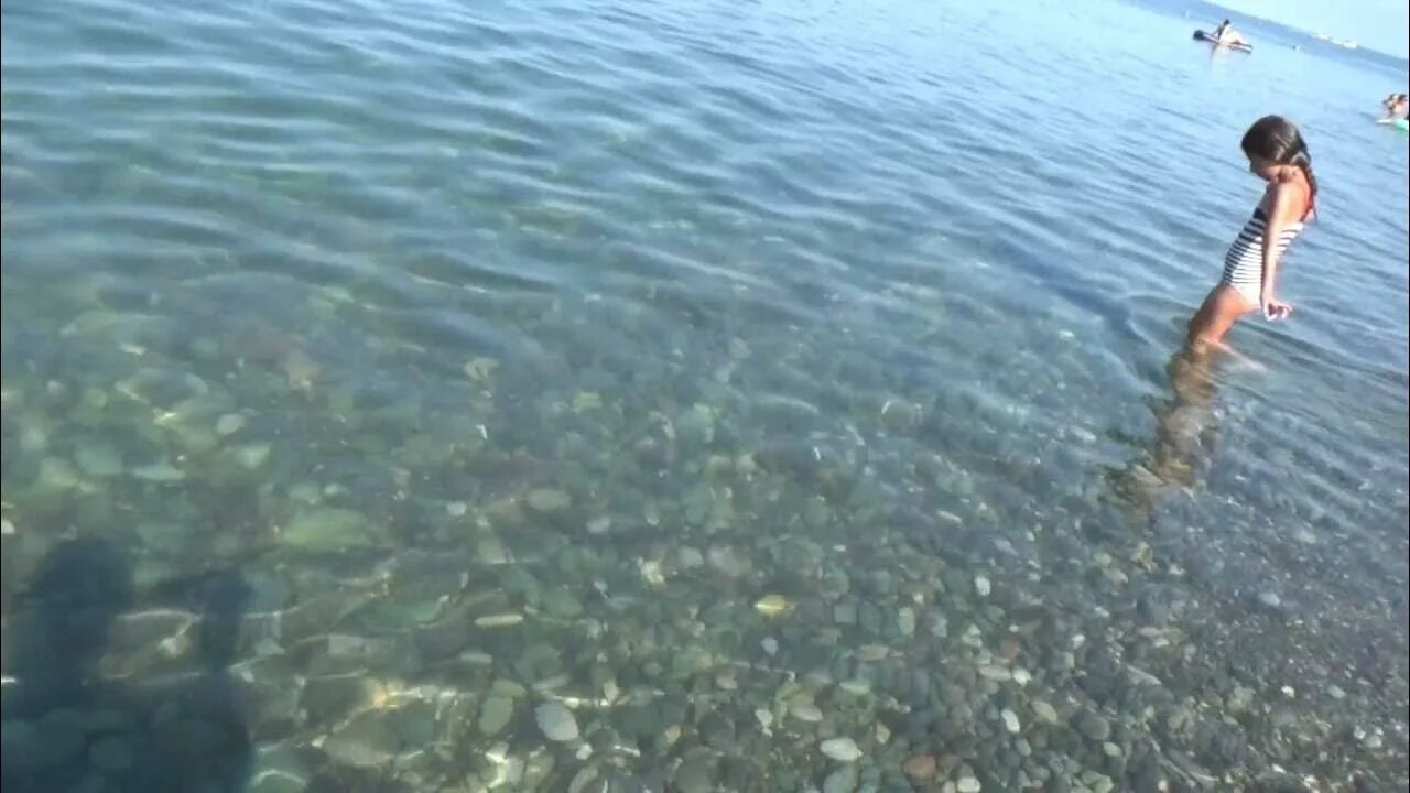 Купаются в черном море. Медузы в море в Грузии в Батуми. Грязное море Кобулети. В одессе жил купался в черном