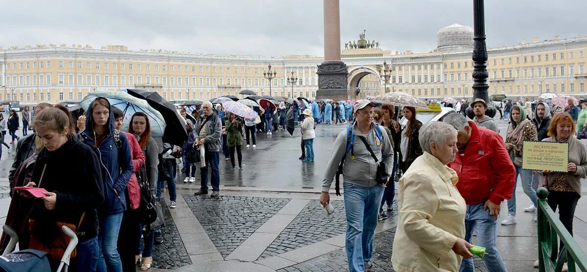 Эрмитаж очереди как попасть. Очередь в эрмитаж. очереди в эрмитаж сейчас. большая очередь в эрмитаж. очередь в эрмитаж в бесплатный день.