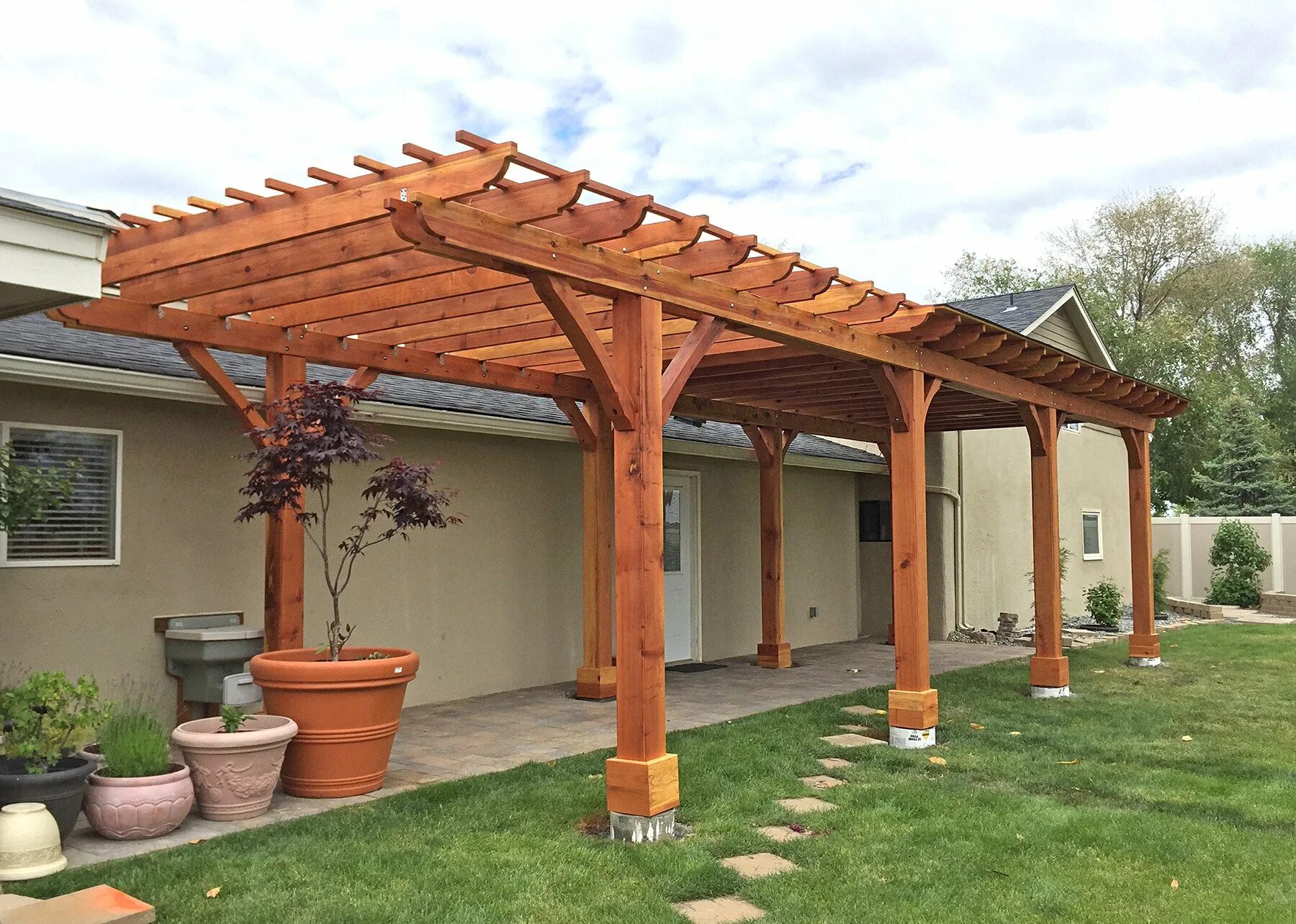 Деревянный навес к дому. Пергола навес деревянный. Деревянный навес. Навес к дому из дерева. Красивый деревянный навес.