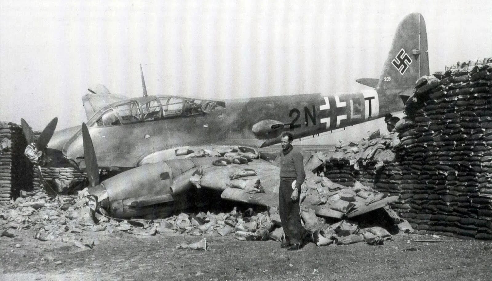 Подбитые самолеты второй мировой войны. Messerschmitt me.210. Сбитые самолеты второй мировой войны. Сбитый немецский самолёт м. Советский истребитель сбил