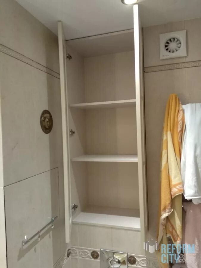 Встроенный шкаф в нишу в ванной. Шкаф в нишу в ванной. шкаф в ванную встроенный в нишу. встроенный шкафчик в ванной в нишу. шкаф ниша в ванной комнате.