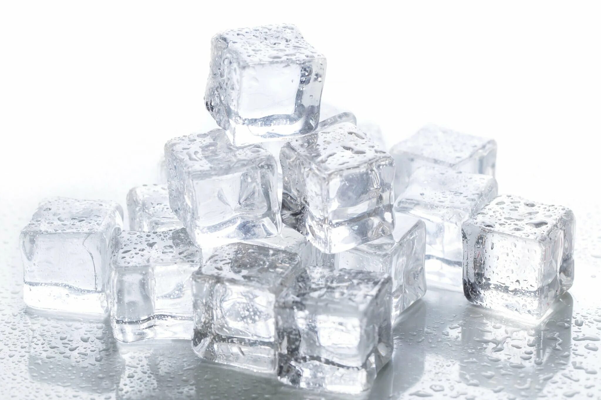 Мелкий лед на воде 4. Ice Cube лед. Ice Cube кубик льда. Кубики льда на белом фоне. Кубики льда на прозрачном фоне.