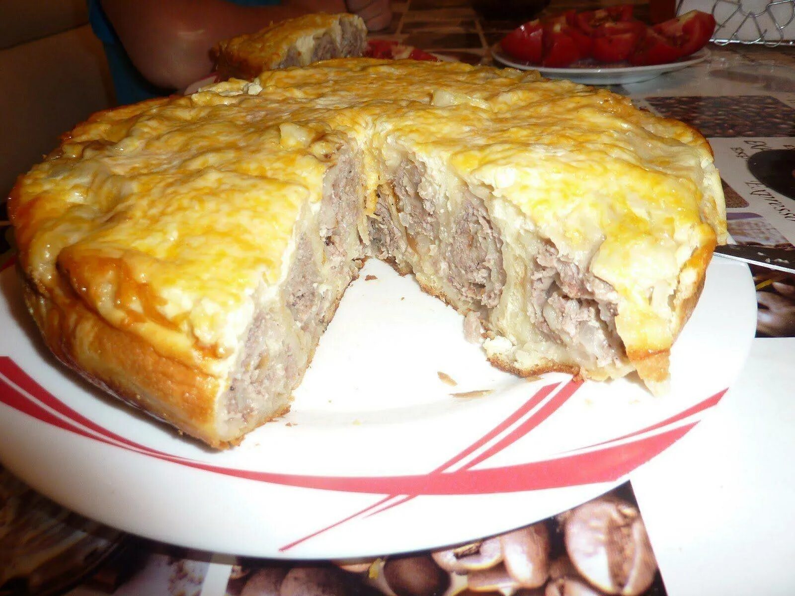 Мясной пирог в мультиварке. Пирог из лаваша с фаршем и сыром. пирог из лаваша с фаршем в духовке. пирог с фаршем в лаваше. пирог из лаваша в заливке.