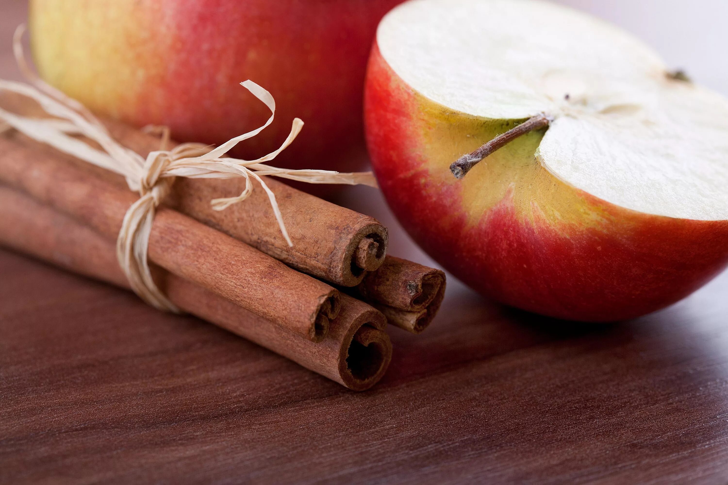 Яблоки со вкусом корицы. Яблоко с корицей. Яблоко с корицей фото. Яблоки со вкусом корицы. Яблоко корица фон.
