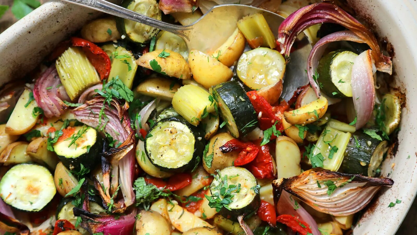 Как вкусно пожарить овощи. Жареные овощи. Овощи запеченные с зеленью. Овощи в итальянском стиле. Овощи жареные с тимьяном.