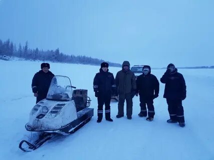 Замерзли люди на снегоходах