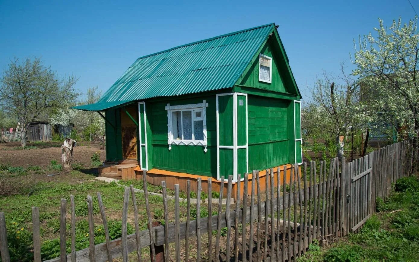 Сейчас главное не красивый дом и ухоженный. Старый дачный домик. Советский дачный домик. Дачный домик в садоводстве. Советская дача.