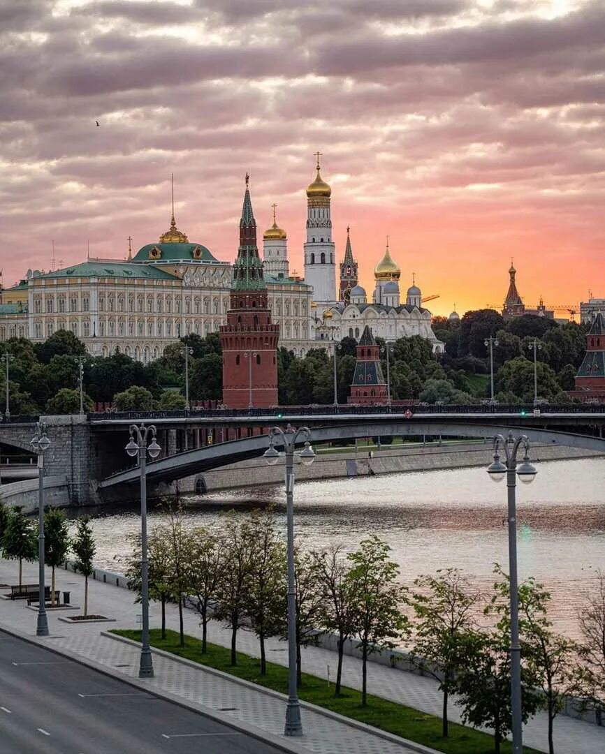 Повеселиться в москве. Патриарший мост в Москве. Москва Кремль рассвет. Реки Москвы. Рассвет над Москвой.