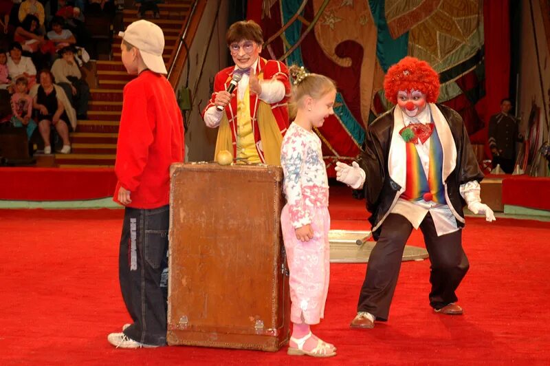 Клоун 2009. Клоуны цирка на Цветном бульваре. Клоун в цирке. Детские клоуны в цирке. Клоунада в цирке.