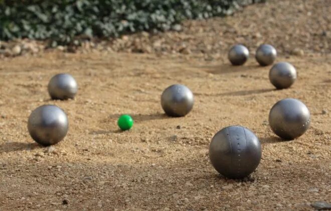 Гонка стальных шаров. Игра в шары на песке. Каменные шары для петанка. Игра металлические шары. Американская игра с шариком.
