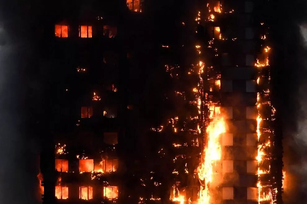 Горит небоскреб. Гренфелл Тауэр пожар. Пожар в здании Grenfell Tower в Лондоне. Пожар многоэтажки в Лондоне. Пожар в Гренфелл 2017 год Лондон.
