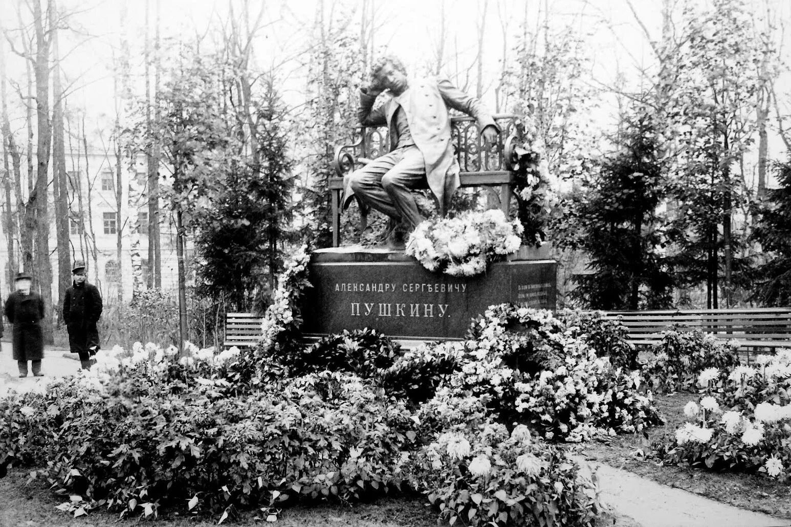 Октябрь 1900 года. Ахматова 1944 Царское село. Памятник Пушкину в Царском селе. Царское село Пушкин памятник Ахматова. Пушкин и Ахматова Царское село.