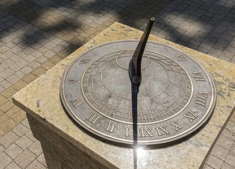 Экваториальные солнечные часы. Солнечные часы в нижнем парке петергофа. Каменные солнечные часы. Солнечные часы гномон. Старинные солнечные часы.