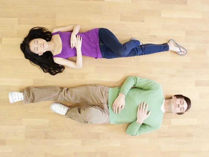 You lie down. Laying lying разница. lie down. lie или lay. lie lay разница.