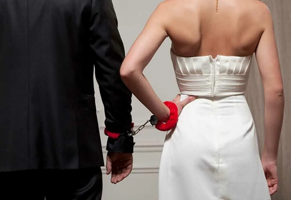 Развод карма. Наручники на свадьбу. Жених в наручниках. Невеста в наручниках. Мужчины и женщины боятся брака.