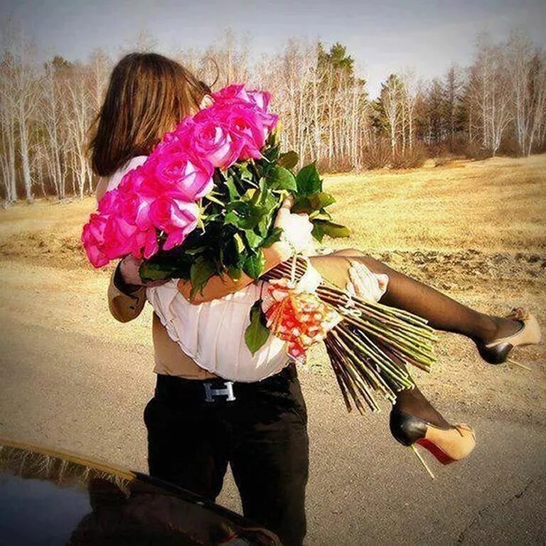 Букет "девушке". Фотосессия с букетом цветов. Фотосессия с букетом цветов. Он она с цветами в руках. Цветок на руку.