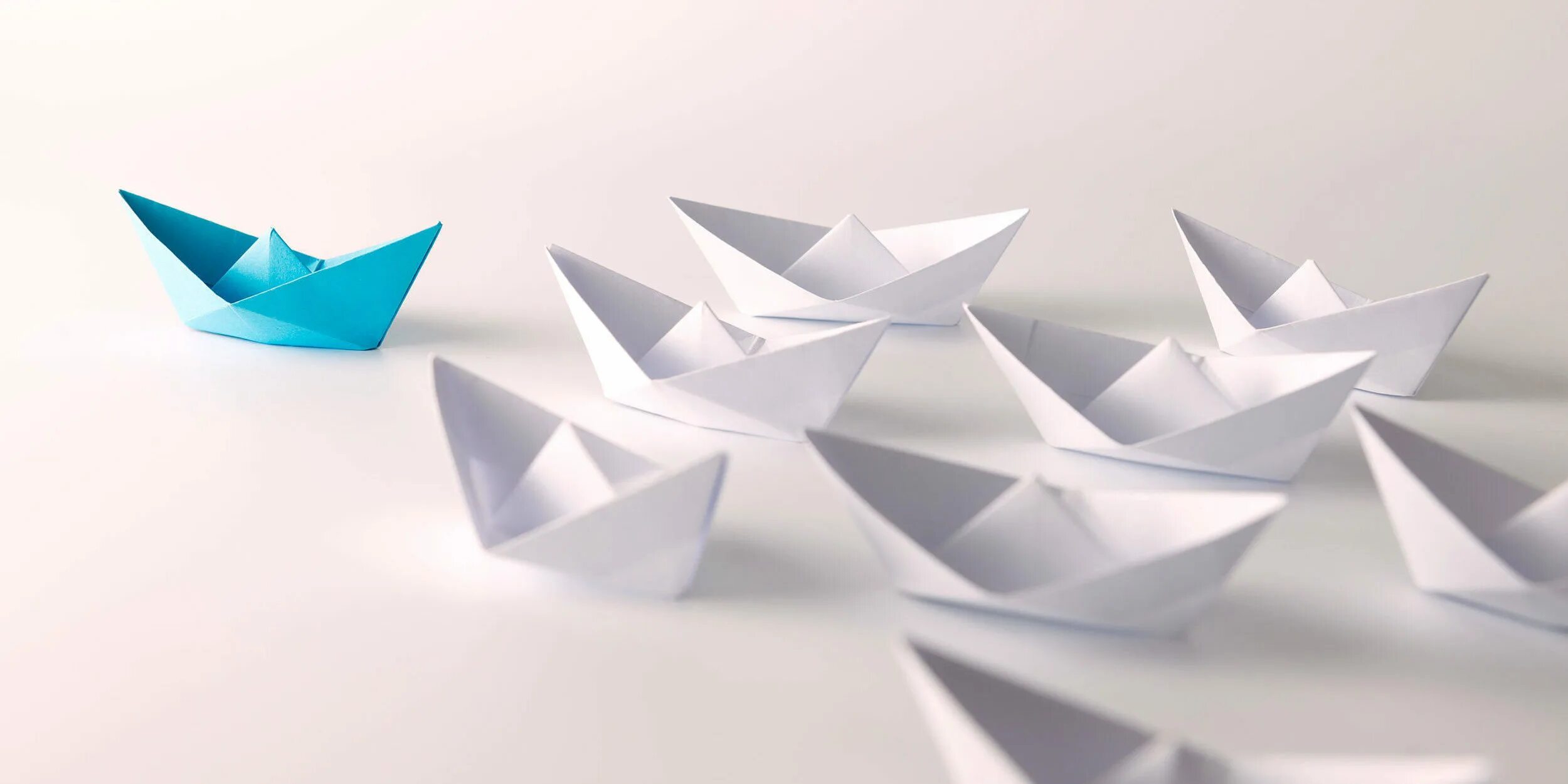 Оригами лодка. Бумажный кораблик на прозрачном фоне. Красный бумажный кораблик. Бумажный кораблик минимализм. Бумажный кораблик вид сбоку.