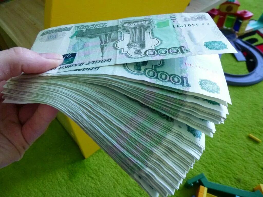 Покупка денег россии. Деньги в руках. Миллион рублей в руках. СТО тысяч рублей в руках. 1000000 Рублей.