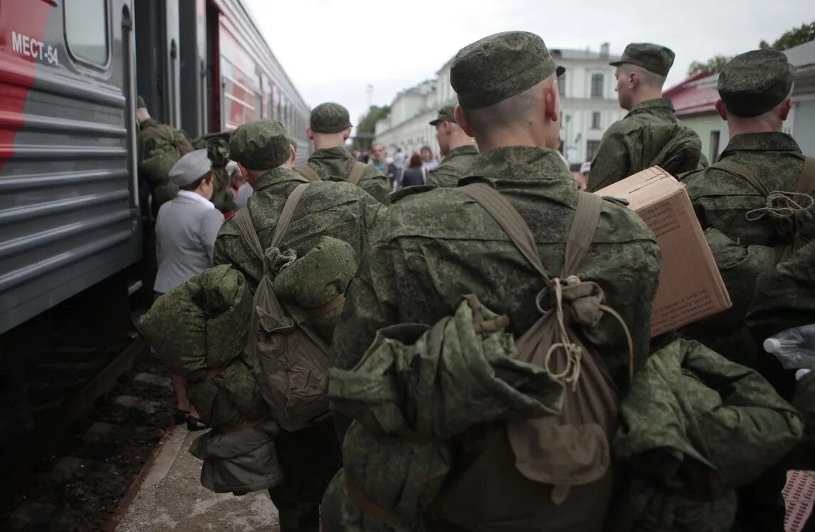 Срочников отправляют домой. Срочная служба. Призыв на срочную военную службу. Солдаты в части. Срочников отправляют домой.