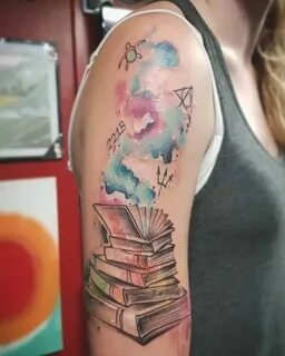 Татуировка девушка с книгами