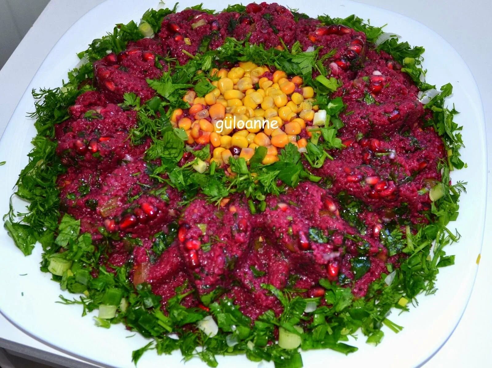 Салат загадка со свеклой. Свекольный салат с жареным луком. Украшение салата мужской каприз. Салат девичий. Салат девичий.