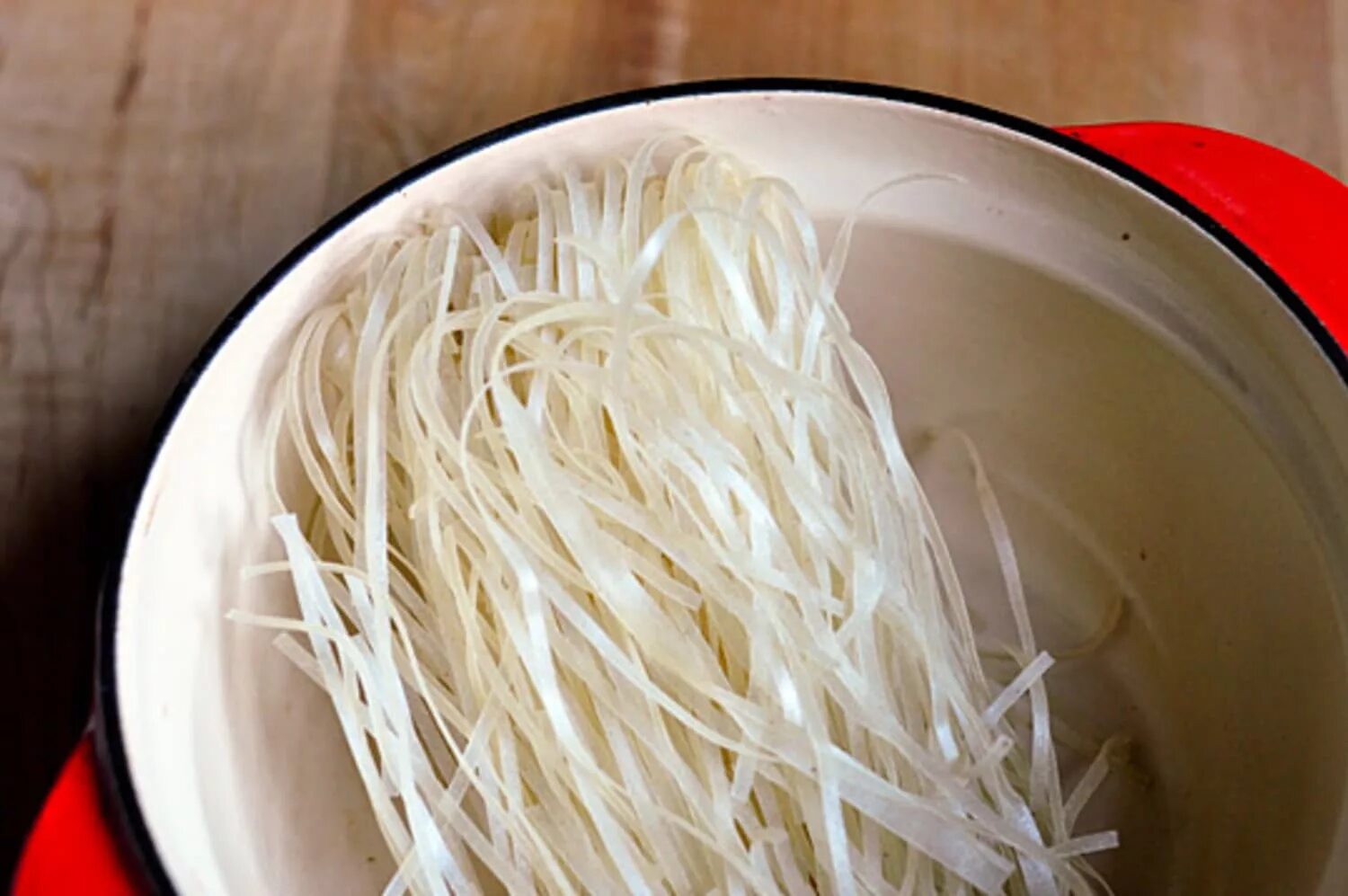 Рецепт домашней рисовой лапши. Рисовая "Rice Vermicelli". Рисовая лапша широкая. Китайская рисовая лапша. Рисовая лапша плоская.