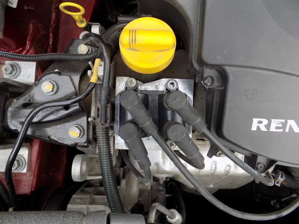 Замена катушки зажигания и ВВ проводов. - Renault Logan (1G), 1,4 л, 2007 года э