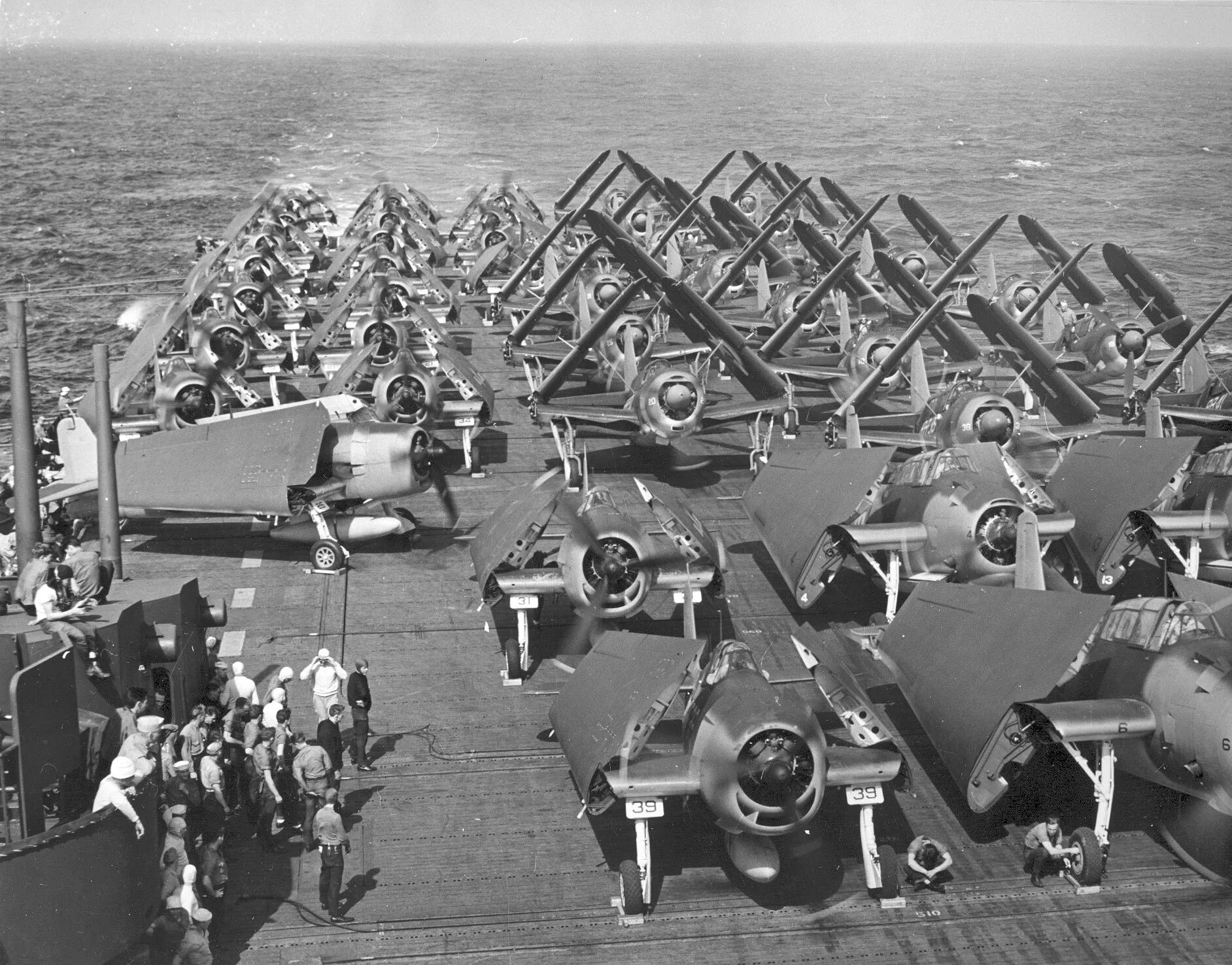 Recovered us. USS Intrepid ww2. Вторая мировая авианосец на палубе. Американские авианосцы второй мировой войны.